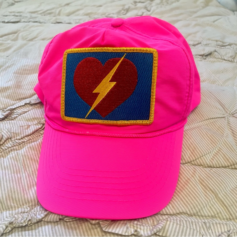 Aviator Nation VINTAGE BOLT HEART TRUCKER HAT